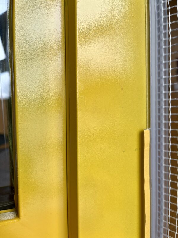 profil przyokienny przeźroczysty prokolor na żółtym profilu okna